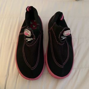 NWOT Speedo water shoes size xl (11/12) girls